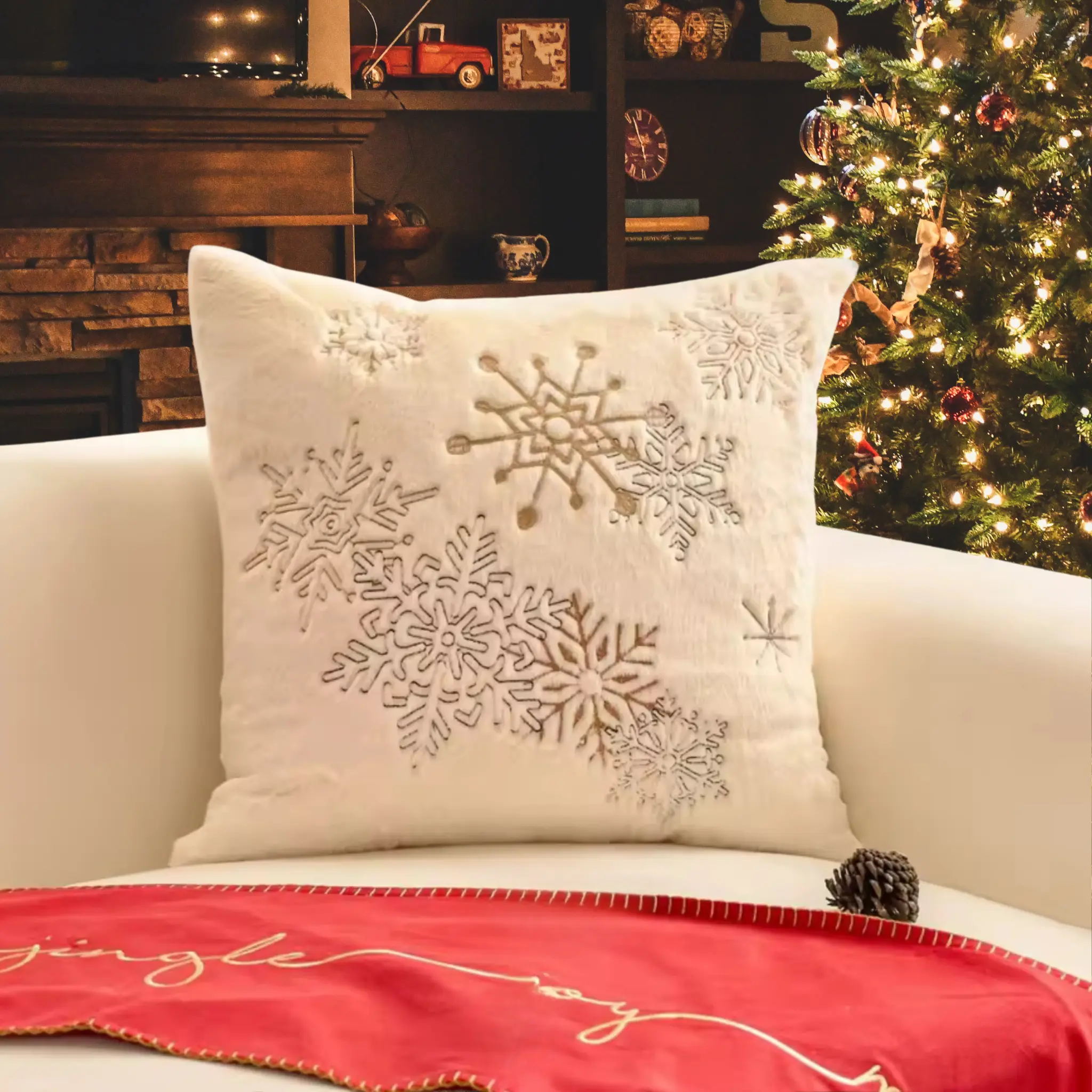 Housse de coussin brodée en peluche Fééries Mancelya