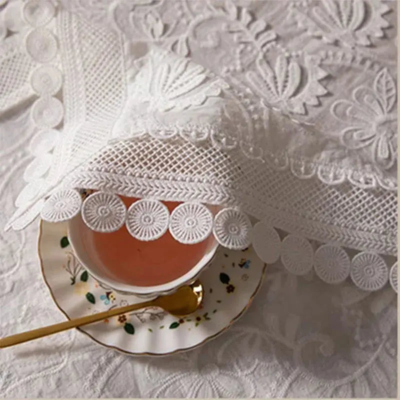 Nappe de table luxueuse en dentelle brodée, style vintage chic Fééries Mancelya