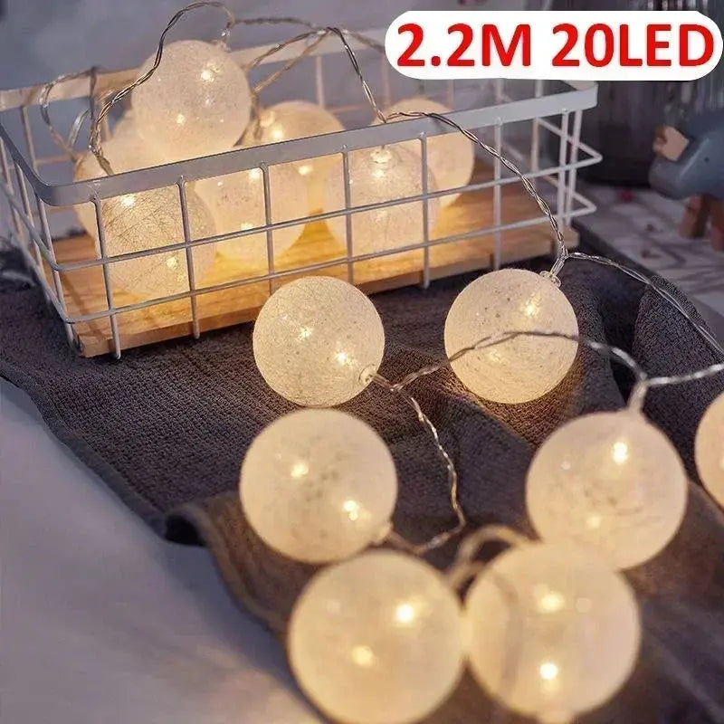 Lanterne de 20 boules en rotin LED de noël Fééries Mancelya