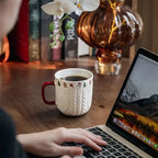 Mugs de Noël en céramique effet pull tricoté avec motifs festifs Fééries Mancelya