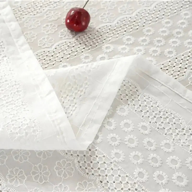 Nappe de table  blanche en dentelle anti-poussière Fééries Mancelya