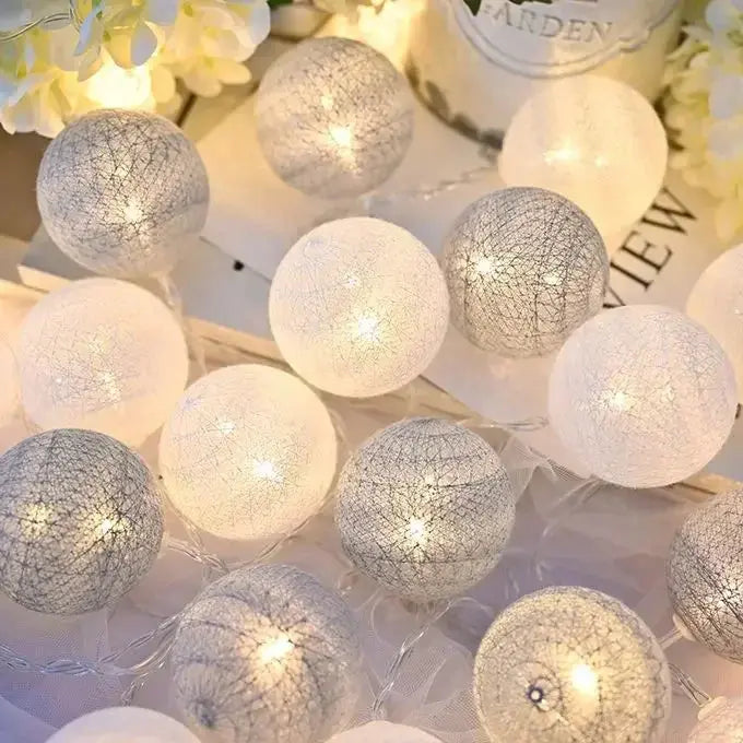Lanterne de 20 boules en rotin LED de noël Fééries Mancelya